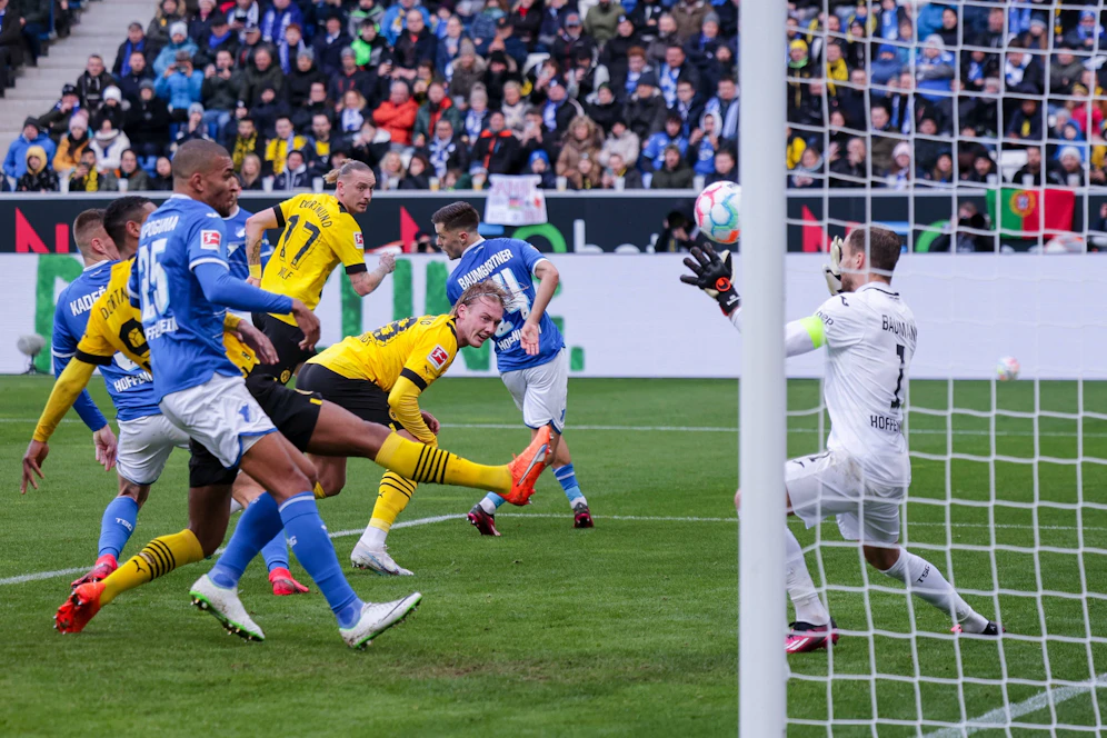 Ein kurioses Rücken-Tor lässt Dortmund bei Hoffenheim jubeln. 