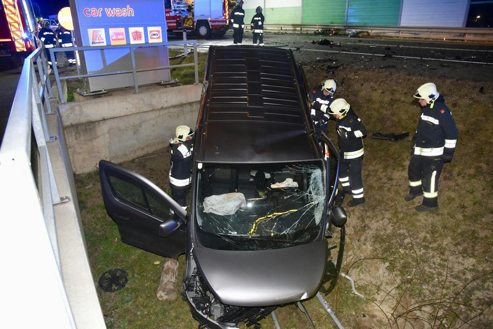 Auch der Kleinbus wurde schwer beschädigt.