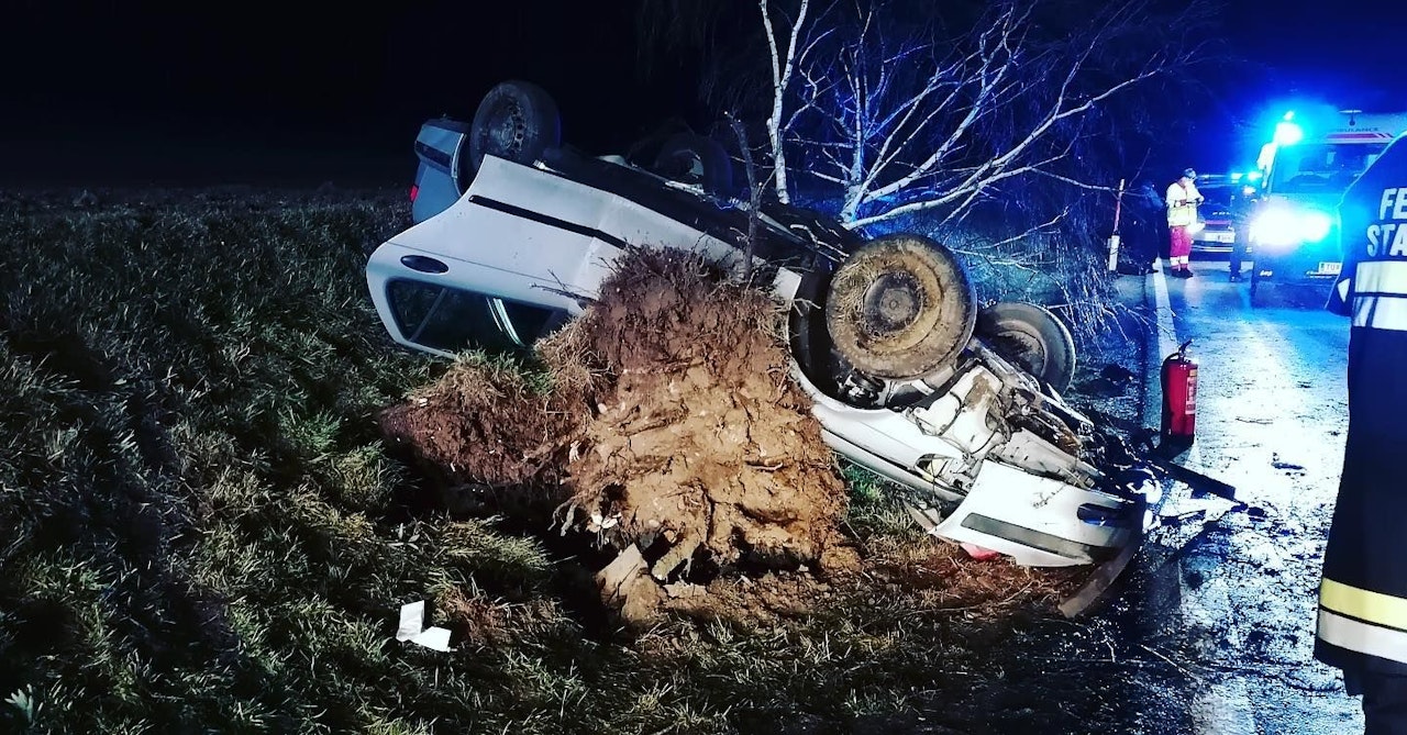 Heute.at - Pkw wurde in die Luft katapultiert, prallt gegen Baum