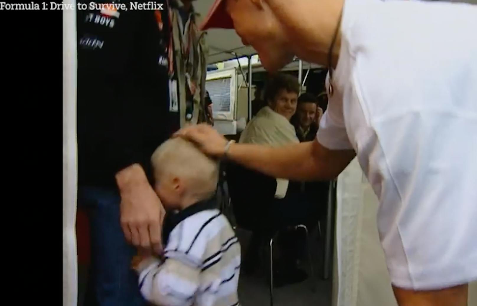 In einer Szene herzt Ikone Schumacher den kleinen Max, der später selbst ein Champion werden sollte.