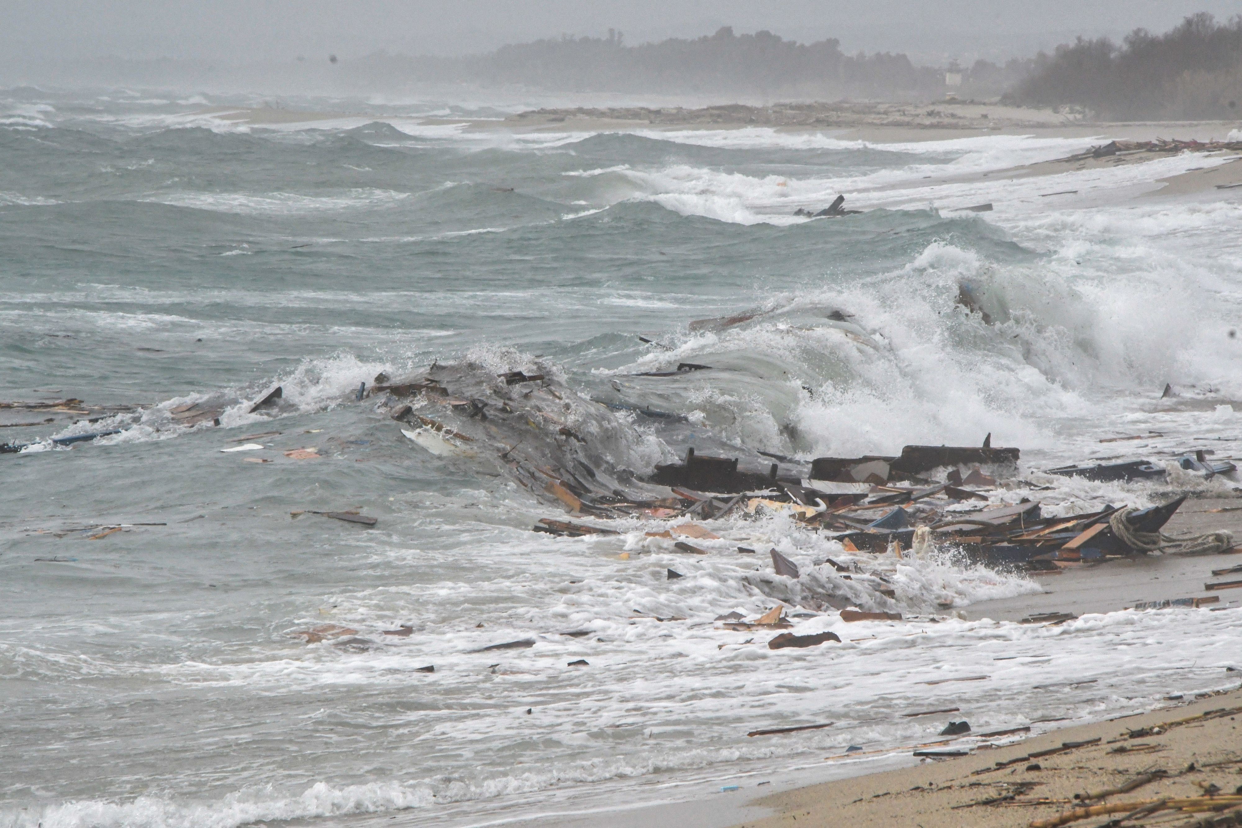 Remains of a ship are seen along the beach where bodies of suspected believed to be refugees were found after a shipwreck, in Cutro, the eastern coast of Italy’s Calabria region, Italy, February 26, 2023. REUTERS/Giuseppe Pipita NO RESALES. NO ARCHIVES.