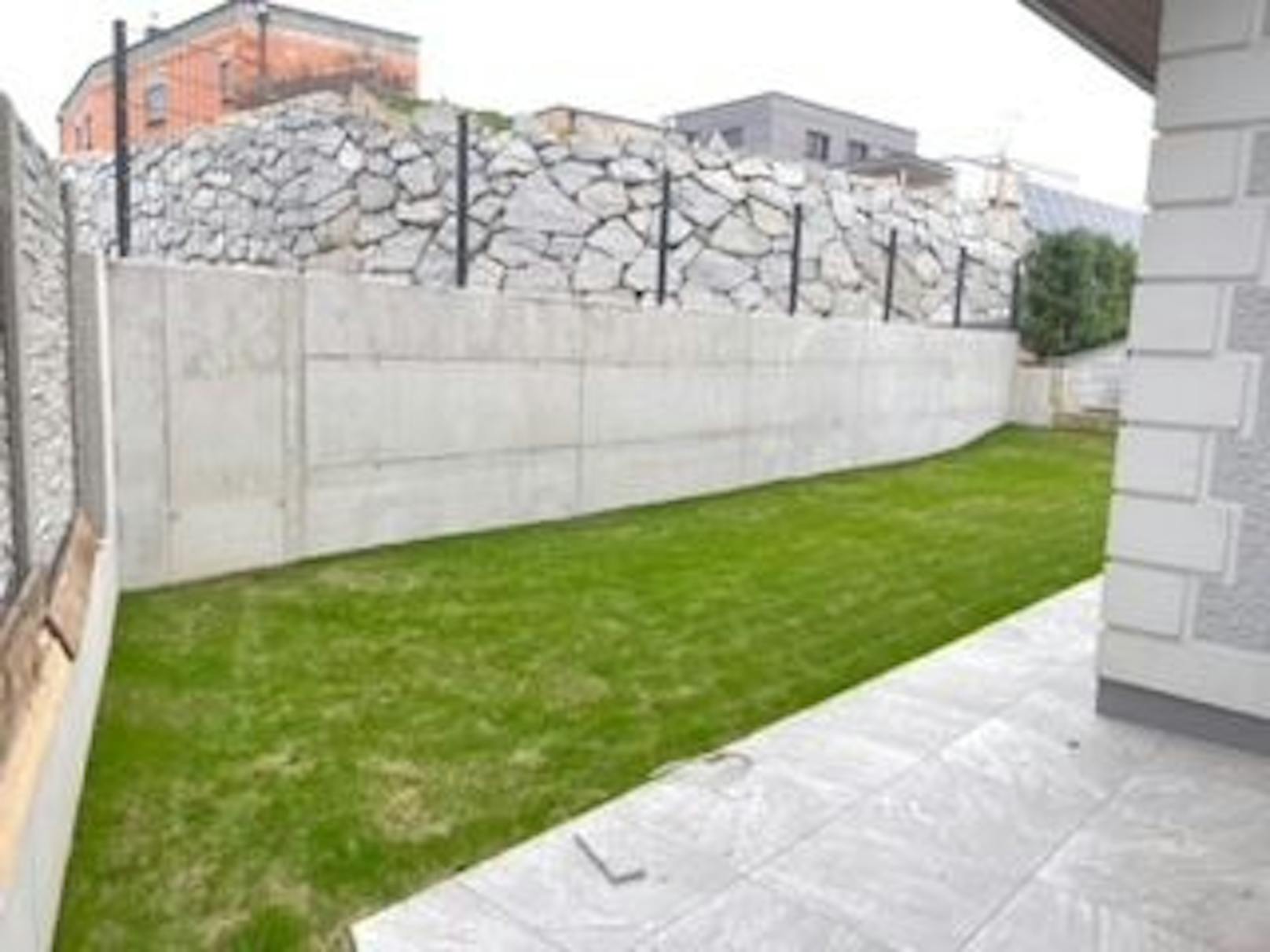 Die neue Wand mit Zaun ist 2,5 Meter hoch: Unter der Wand ist ein Block, der den Druck abfedern soll.&nbsp;