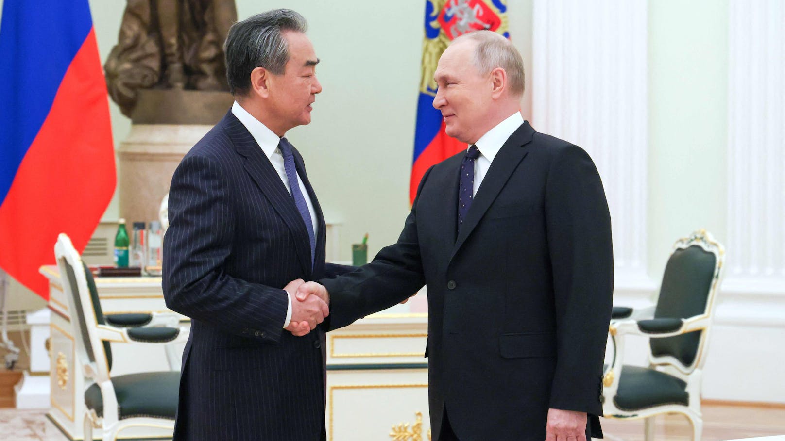 Kreml-Chef <strong>Wladimir Putin</strong> und Chinas Chefdiplomat <strong>Wang Yi</strong>&nbsp;bei einem Treffen in Moskau am 22. Februar 2023.