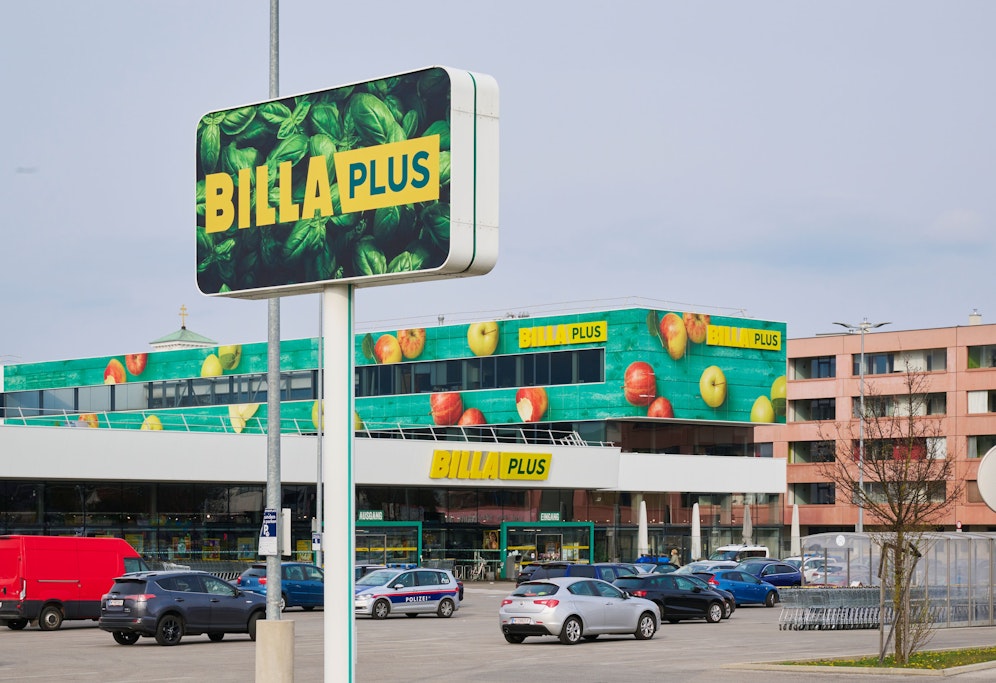 Parkplatz vor einer Billa Plus-Filiale in Wien. Archivbild, April 2022.