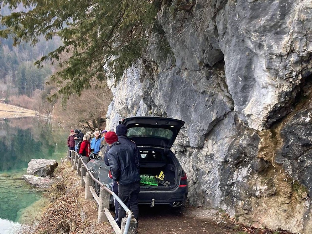 Der 77-jährige Deutsche wollte nicht auf Passanten hören, fuhr einfach weiter.