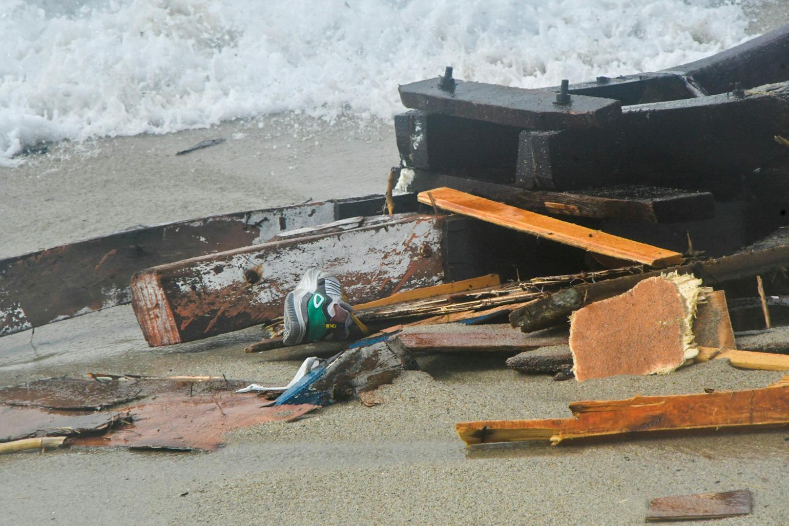 Das Wrack des gekenterten Bootes wurde an einem Strand in der Nähe von Cutro, Süditalien, angeschwemmt.