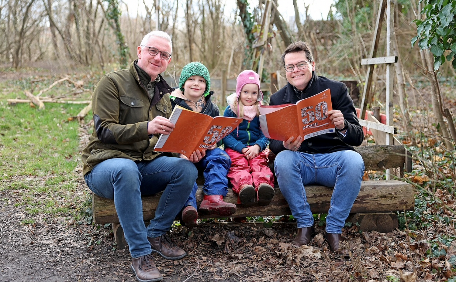 Biosphärenpark-Direktor Andreas Weiß und Klimastadtrat Jürgen Czernohorszky (li., SPÖ) mit kleinen Abenteurern auf Entdeckungstour im Biosphärenpark mit Heft „50 Dinge, die du getan haben musst, bevor du 12 ½ bist“
