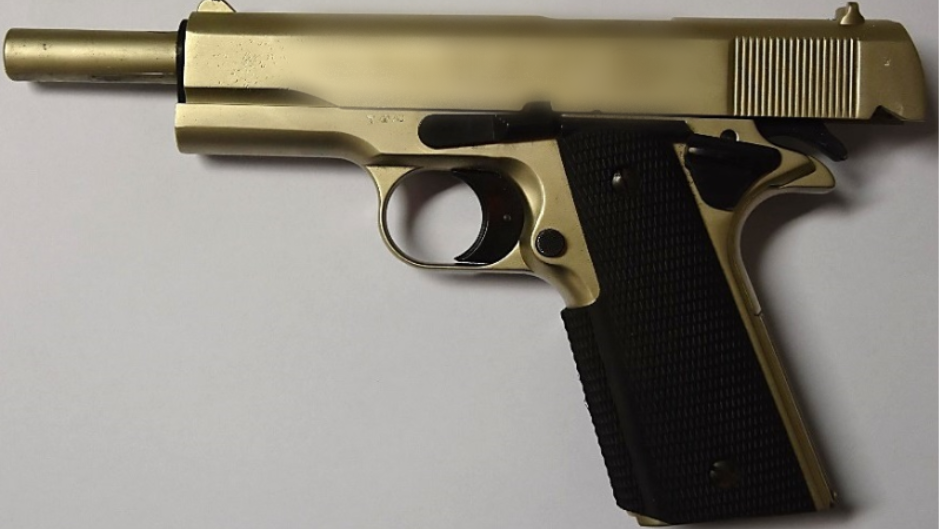 Die Polizei konnte die mutmaßliche Tatwaffe sicherstellen. 