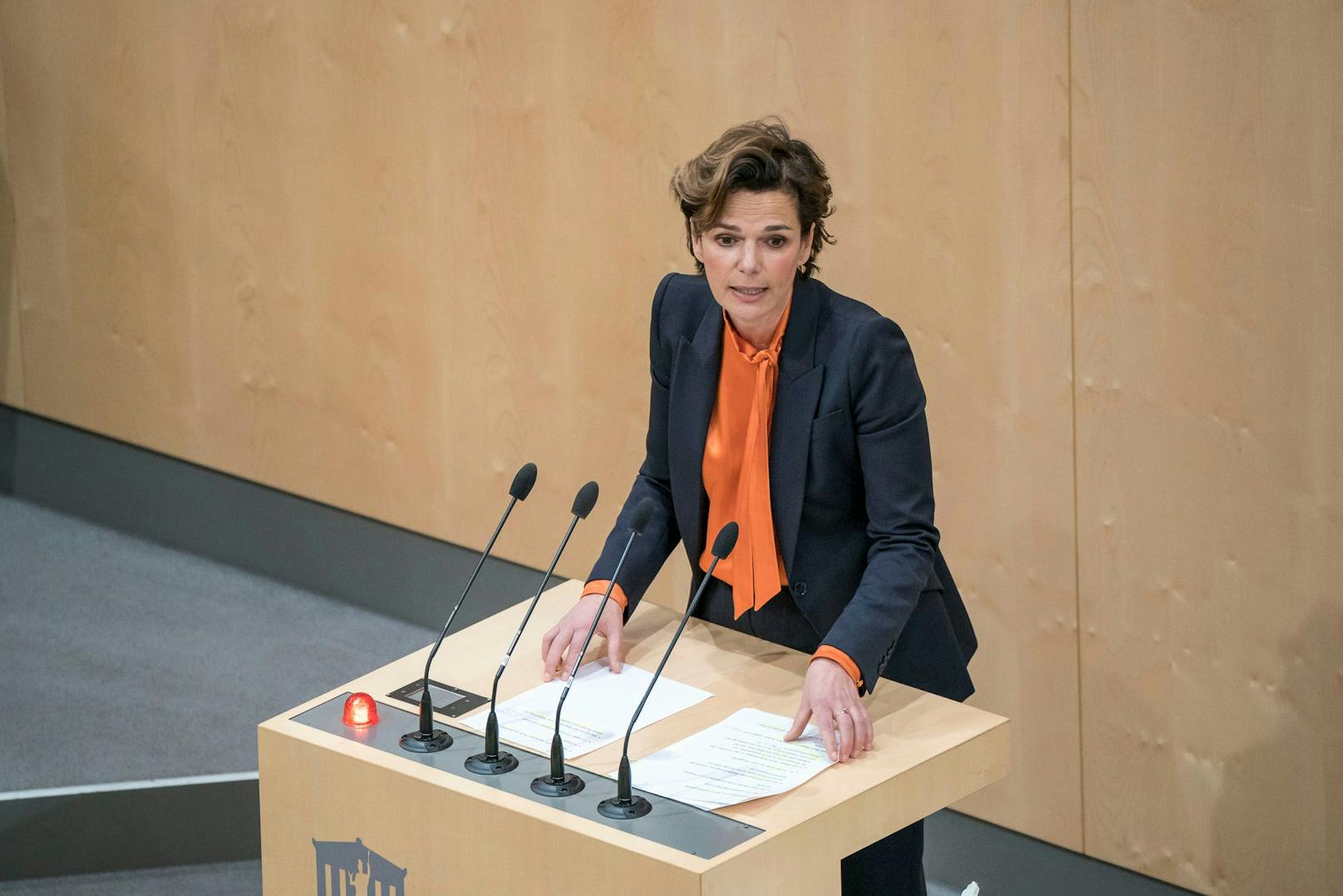 SPÖ-Chefin Pamela Rendi-Wagner zeigt sich erbost über die Pensionsregelungen.