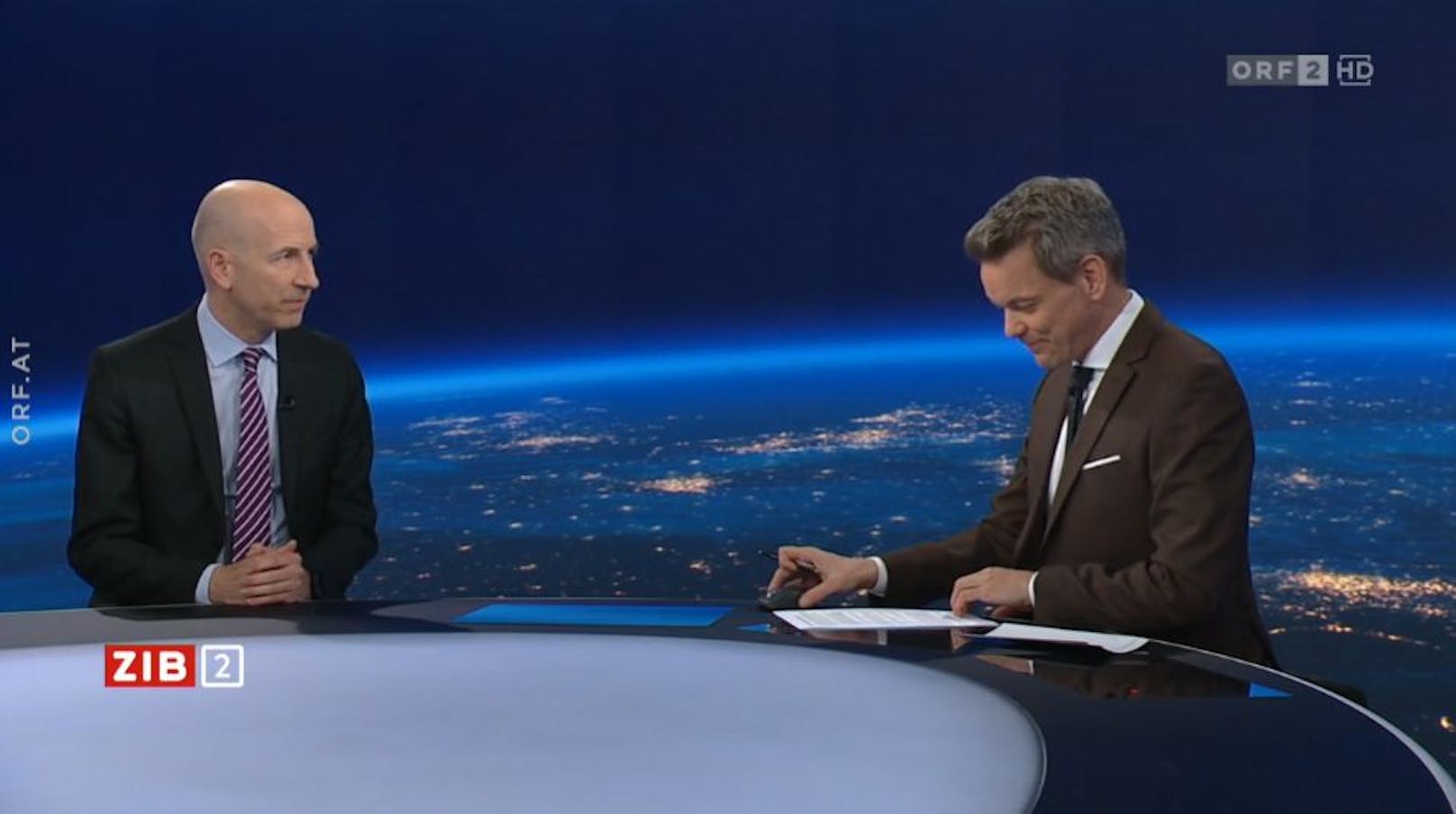 Arbeitsminister Martin Kocher (ÖVP) durfte als erster Gast das neue ZIB2-Studio des ORF im Interview mit Martin Thür einweihen (26. Februar 2023).