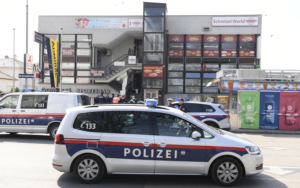 Polizeieinsatz im Wiener Rennbahnweg. Archivbild