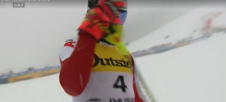 Feller fährt wütend aus dem Zielgelände.