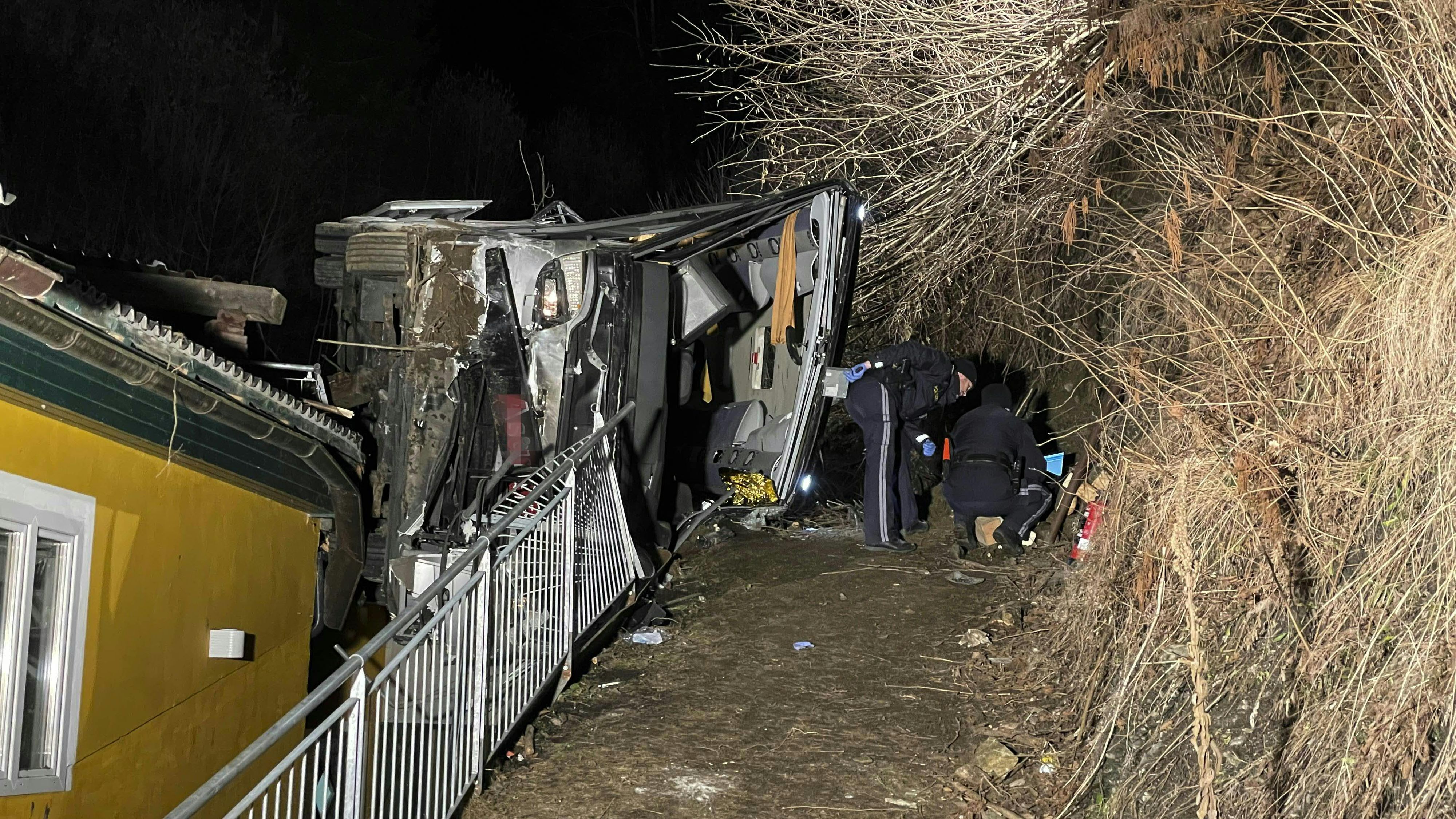 Bei einem schweren Busunfall in Schladming kam am Samstag (25.02.2023) ein 31-Jähriger ums Leben. 