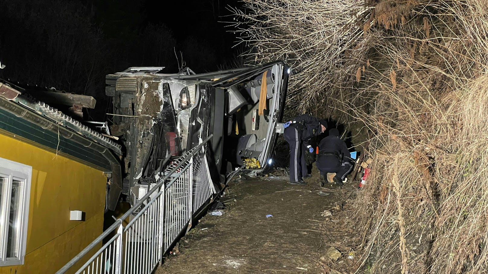 Bei einem schweren Busunfall in Schladming kamen zwei Personen ums Leben.