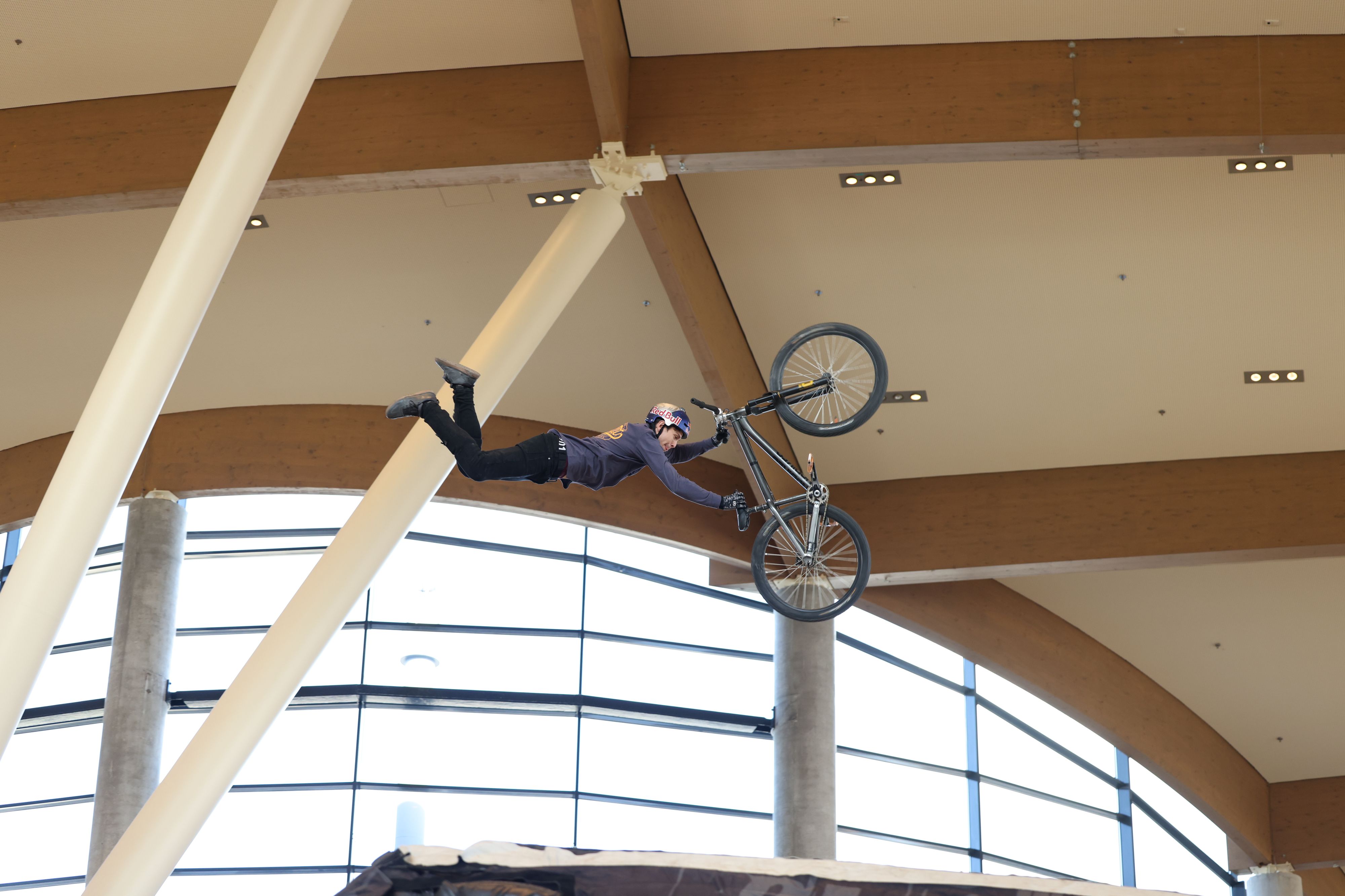 Mit dem Rad von der zehn Meter hohen Schanze ins Dach gesprungen: Am Sonntag zeigten die Stunt-Fahrer der 