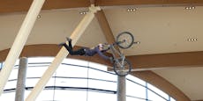Stunt statt Shopping! 10-Meter-Flug im Einkaufszentrum