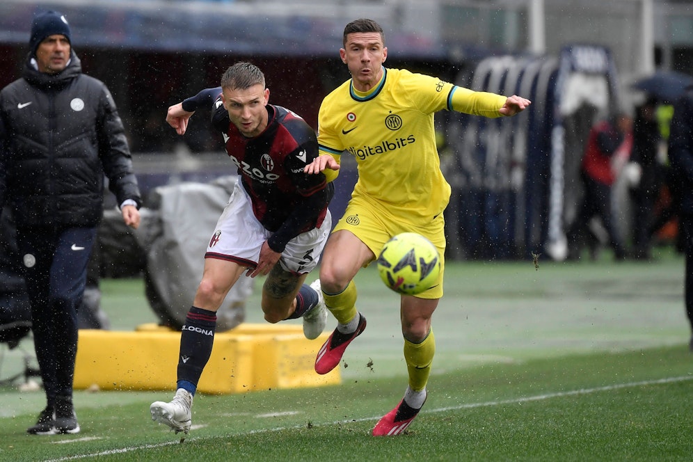 Stefan Posch (r.) im Zweikampf mit Robin Gosens