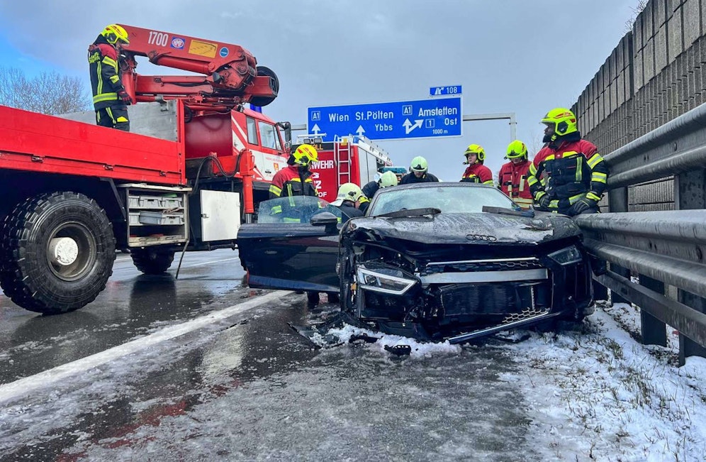 Serienunfall auf der A1 mit elf beteiligten Fahrzeugen