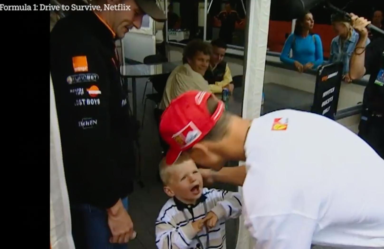 Michael Schumacher herzt den kleinen Max Verstappen.