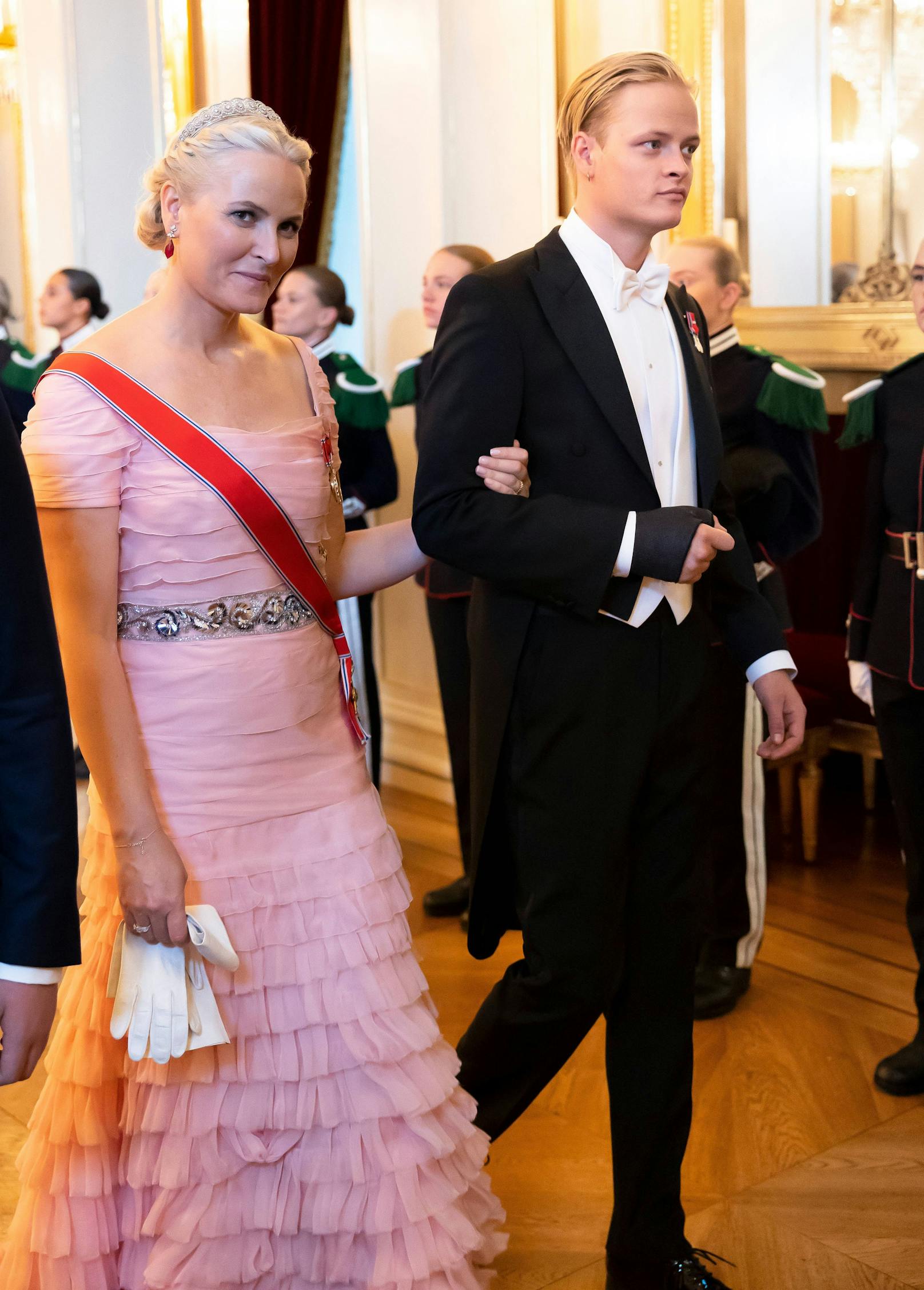 Kronprinzessin Mette-Marit mit ihrem Sohnemann Marius Borg Höiby. So brav, wie er auf diesem Foto aussieht, ist er aber nicht.