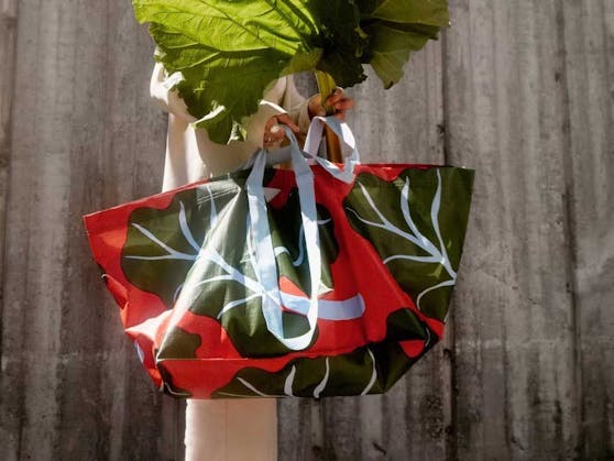 Auch die kultige FRAKTA-Tasche wird es für kurze Zeit limitiert im Marimekko-Design bei IKEA geben.
