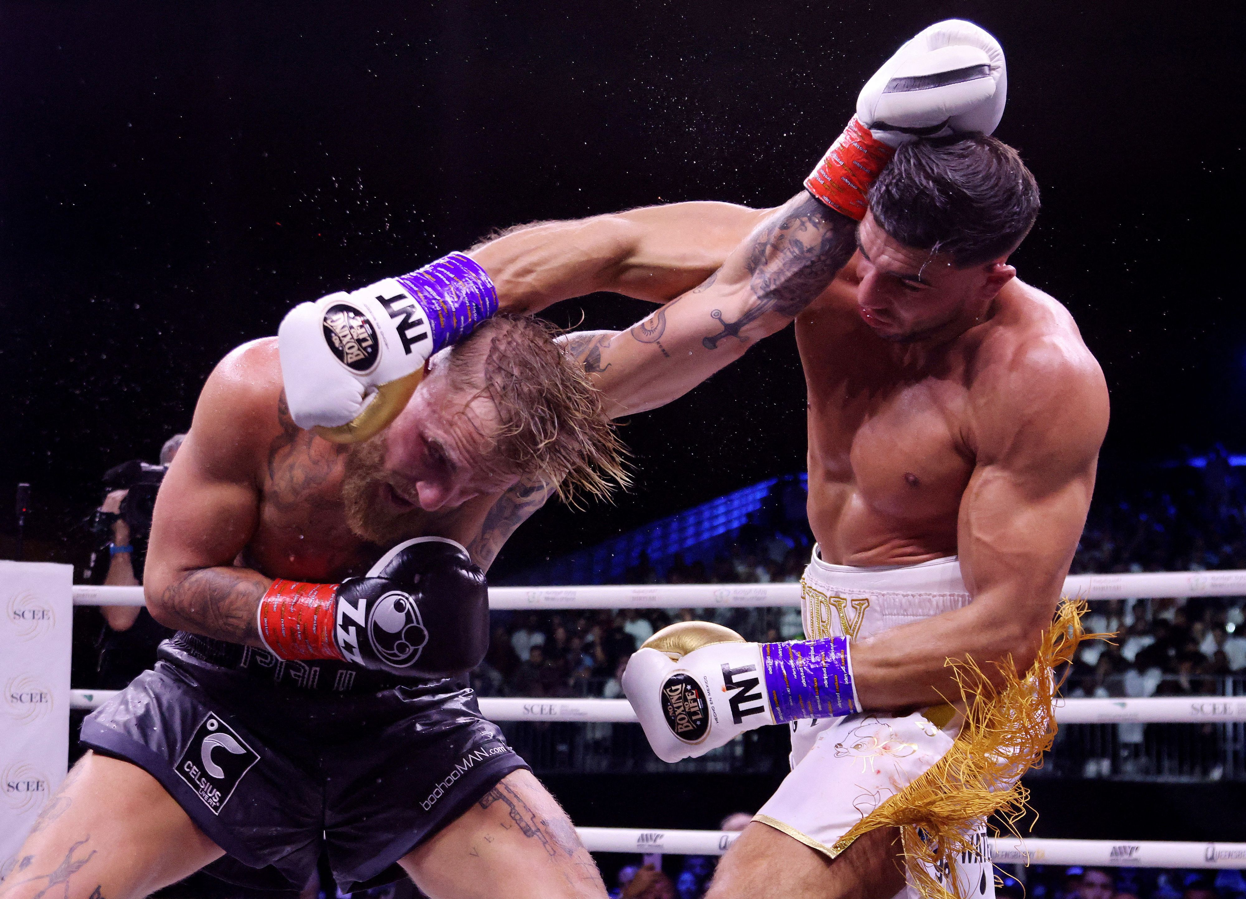 Tommy Fury bezwingt Jake Paul (l.).