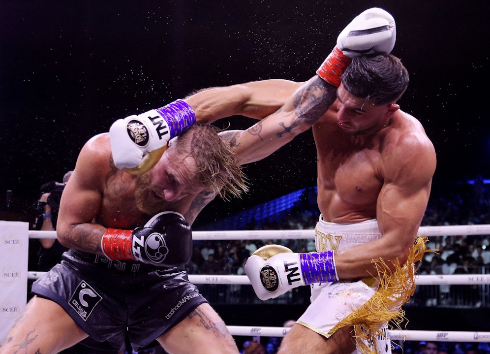 Tommy Fury bezwingt Jake Paul (l.).