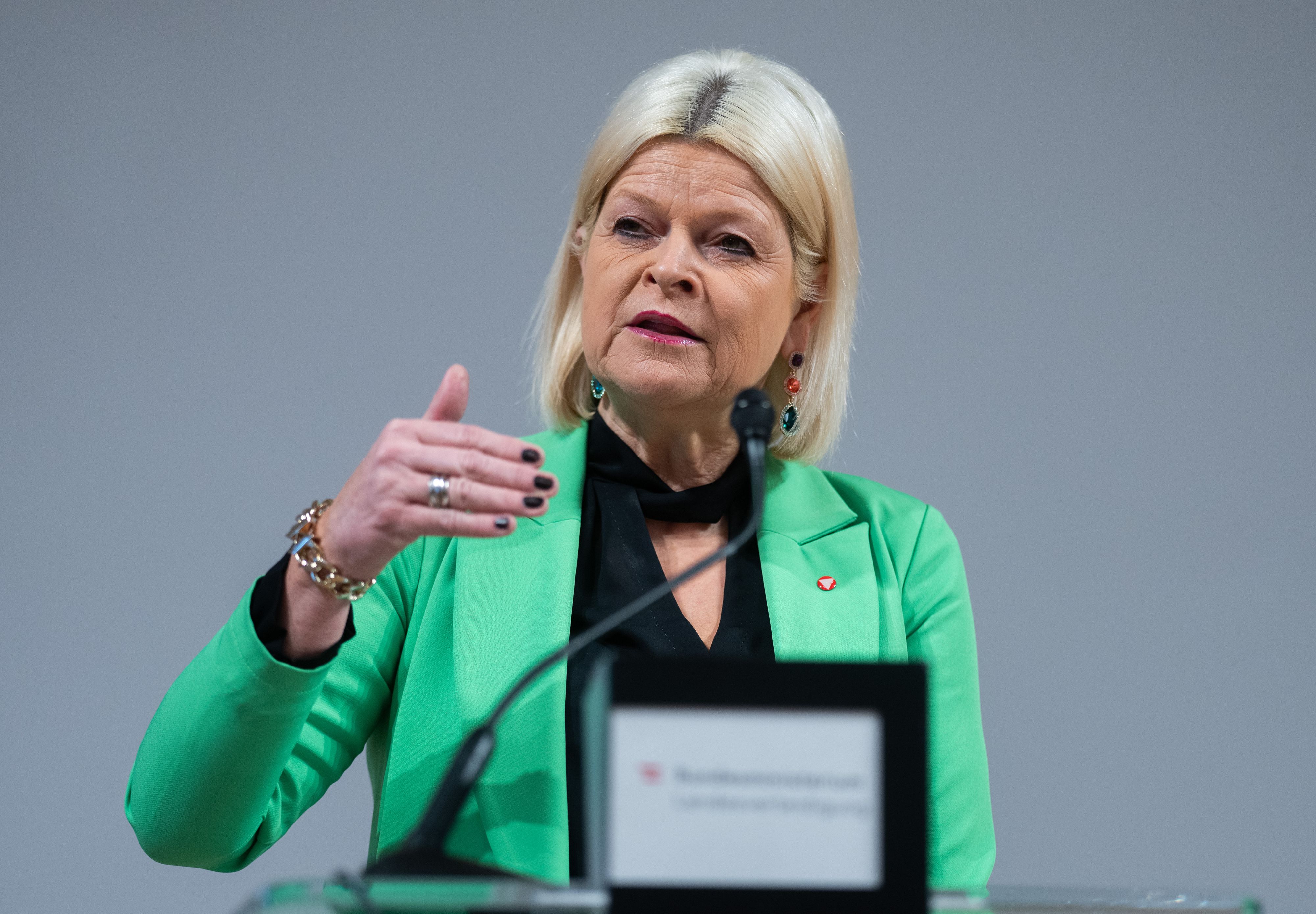 Verteidigungsministerin Klaudia Tanner überlegt, zusätzliche Eurofighter zu bestellen.