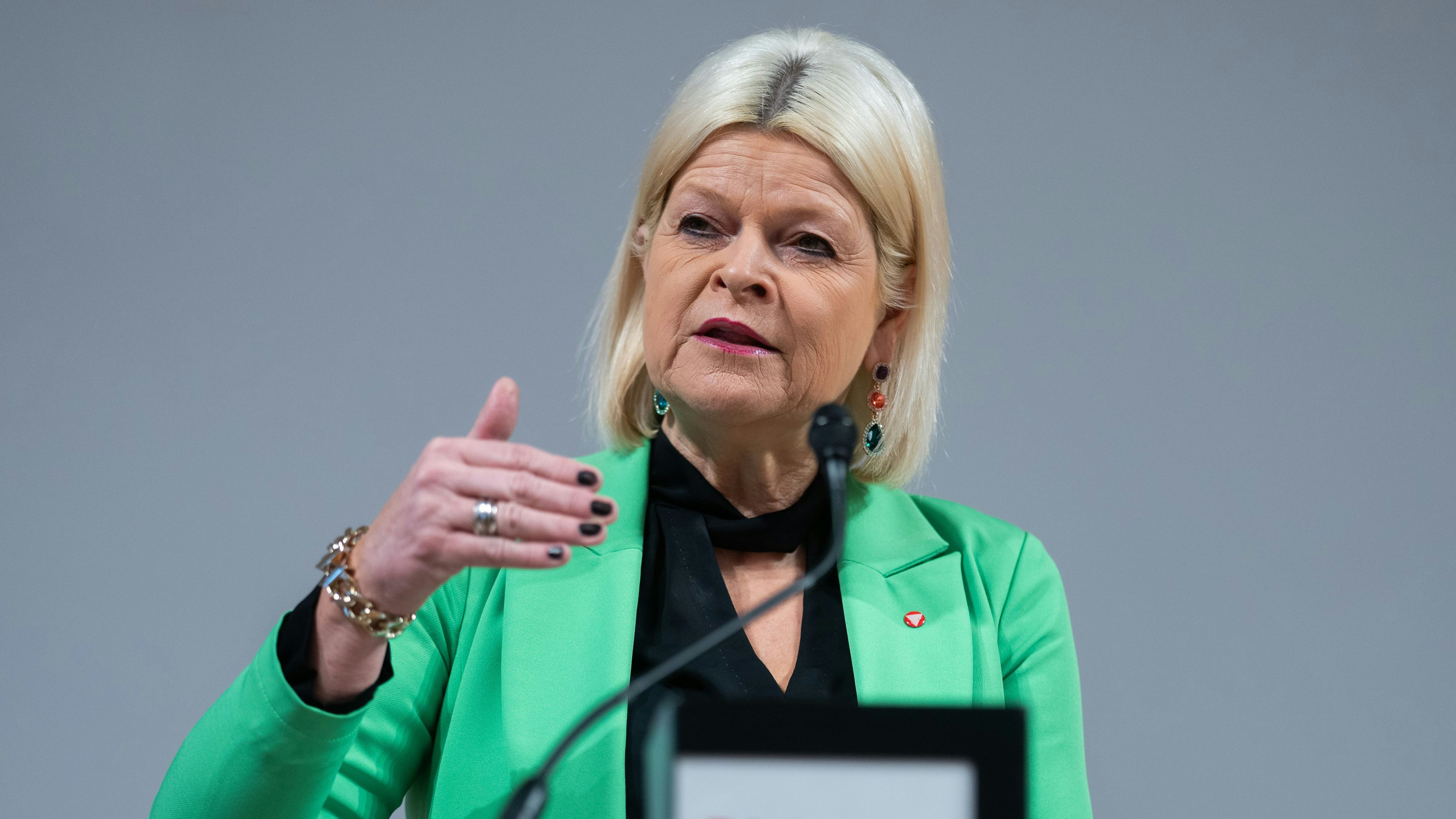 Verteidigungsministerin Klaudia Tanner überlegt, zusätzliche Eurofighter zu bestellen.