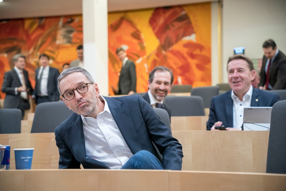 Einst mit Hilfe der ÖVP zum Innenminister gemacht, kritisiert die ÖVP nun den ehemaligen FPÖ-Innenminister Herbert Kickl.