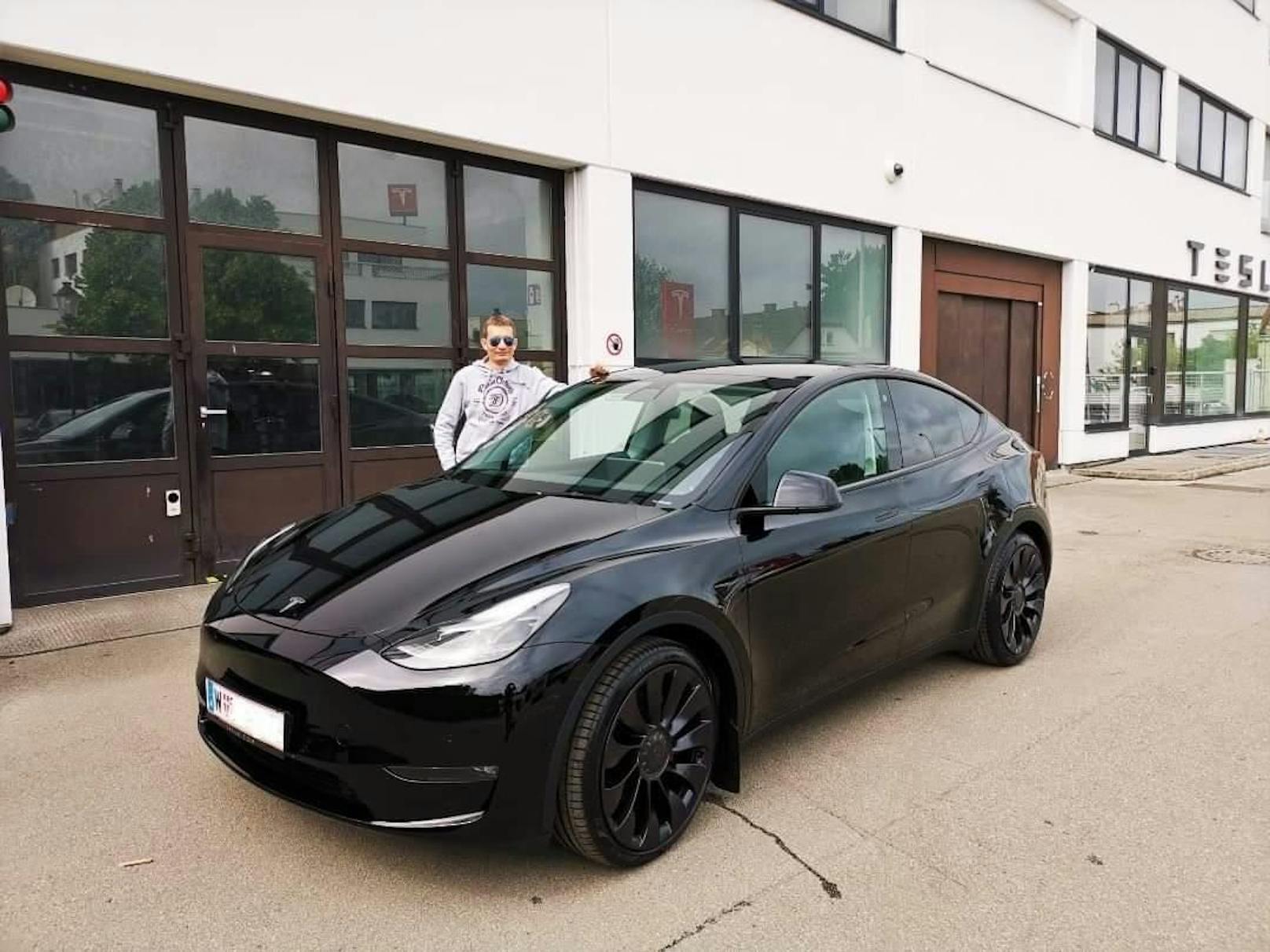 Da war das Glück noch perfekt: Stefan und sein Traumwagen, ein Tesla Model Y Performance.