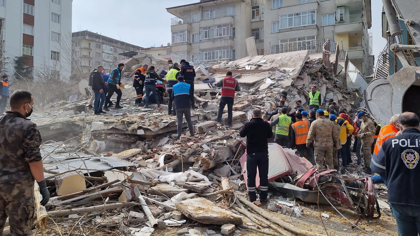 Ein Erdbeben der Stärke 5,5 fordert einen Toten und dutzende Verletzte in Malatya, Türkei.&nbsp;