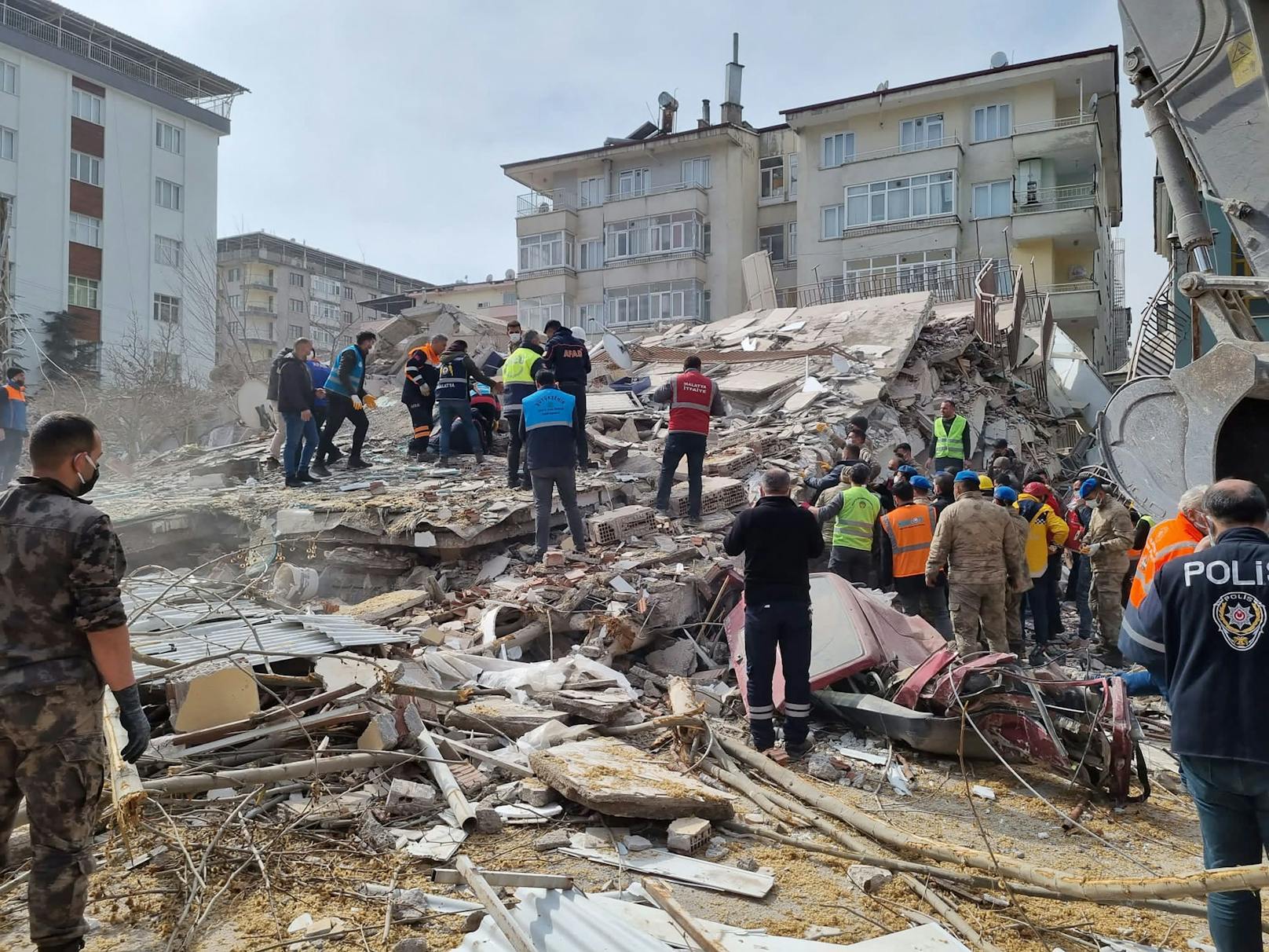 1 Toter und dutzende Verletzte bei erneutem Erdbeben