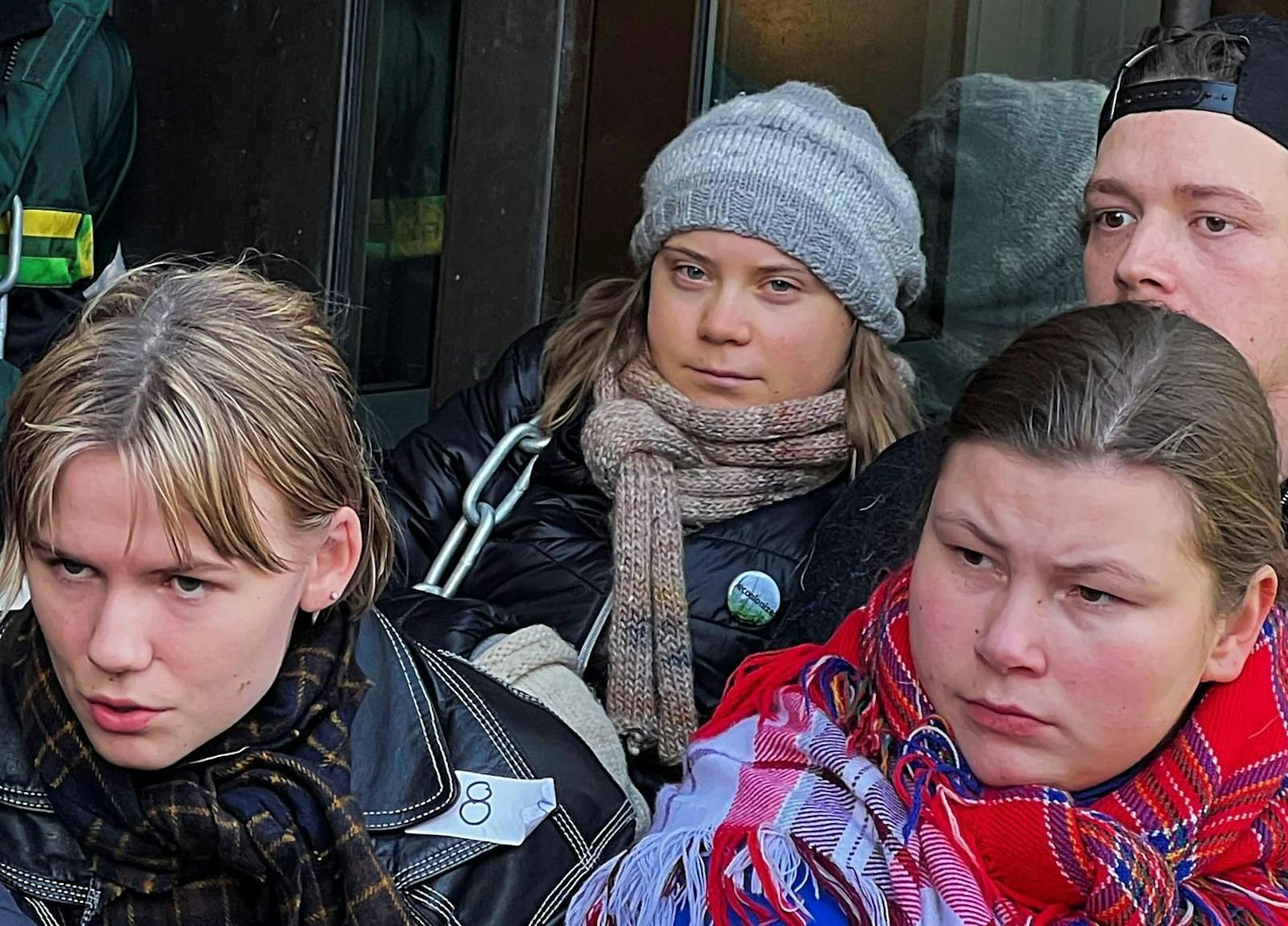 Die bekannte schwedische Klimaschützerin kettete sich am Wochenende vor den Eingang des norwegischen Energieministeriums.