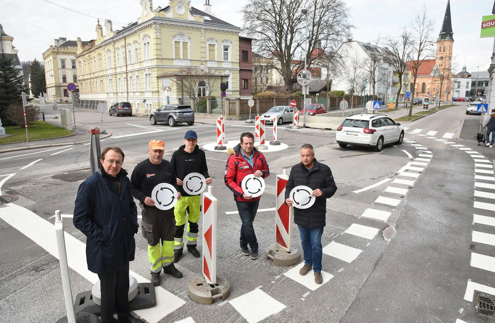 Vier Stoppschilder beim neuen Kreisverkehr sorgen dafür, dass der Verkehr bei der Karmeliterhof-Garage beruhigt wird.