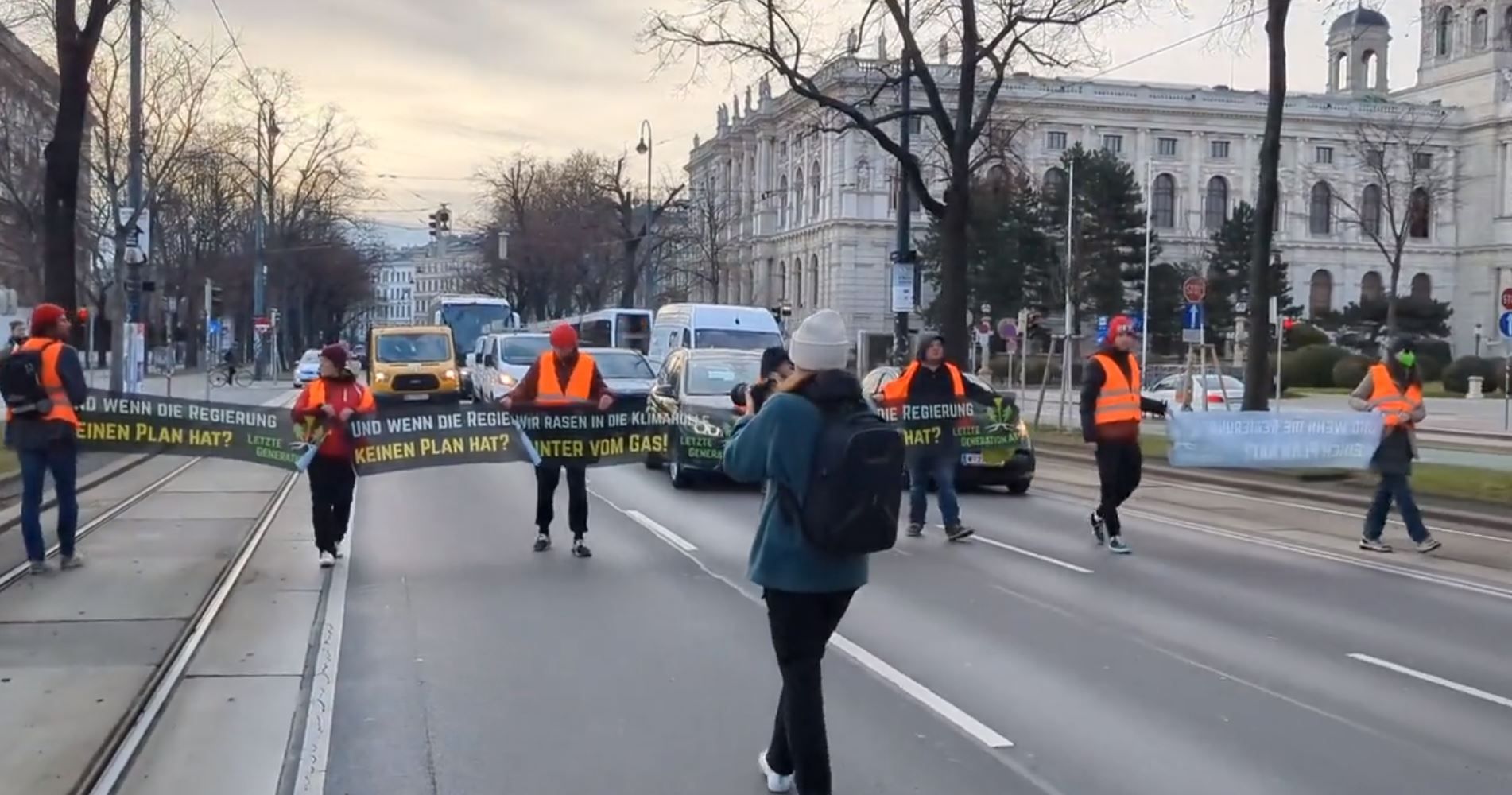 Die Aktivisten machen eine langsame Demo den Ring entlang. 