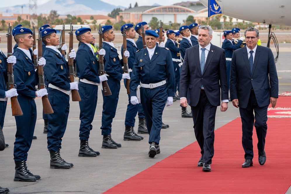 Kanzler Karl Nehammer wurde mit militärischen Ehren empfangen.