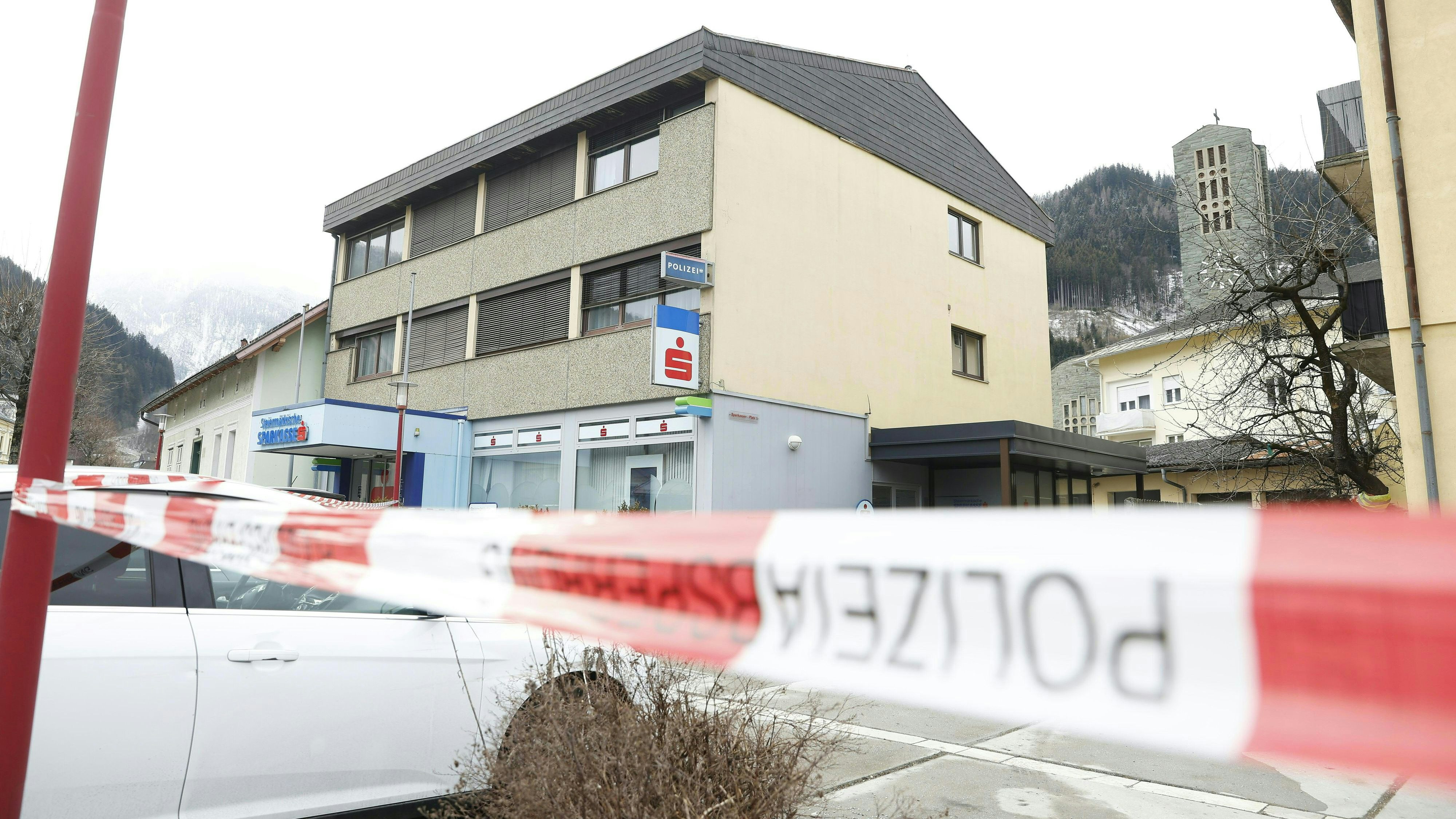 Download von www.picturedesk.com am 27.02.2023 (11:31).  ABD0024_20230227 - TRIEBEN - ÖSTERREICH: ZU APA0155 VOM 27.2.2023 - Ein Polizist ist am Montag, 27. Februar 2023, auf der obersteirischen Polizeiinspektion Trieben (Bezirk Liezen) durch die Schussabgabe eines Kollegen getötet worden. - FOTO: APA/ERWIN SCHERIAU - 20230227_PD2709 - Rechteinfo: Rights Managed (RM)