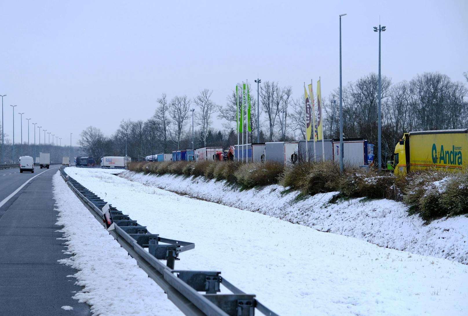 ... Trucks auf einem Autobahnparkplatz bei Draganić in der Gespannschaft Karlovac.