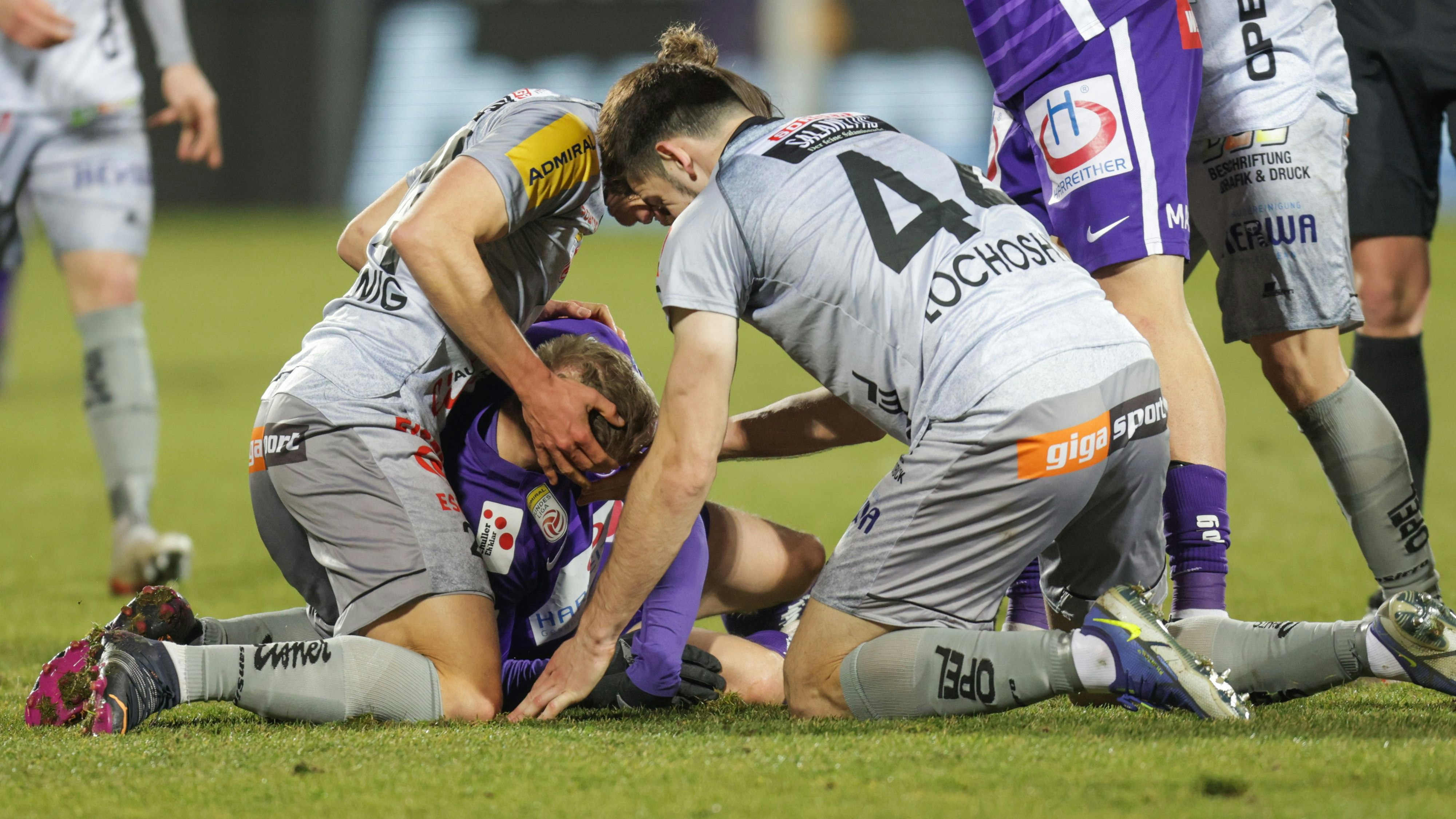 Luka Lochoshvili (r.) zieht Georg Teigl die Zunge aus dem Rachen.