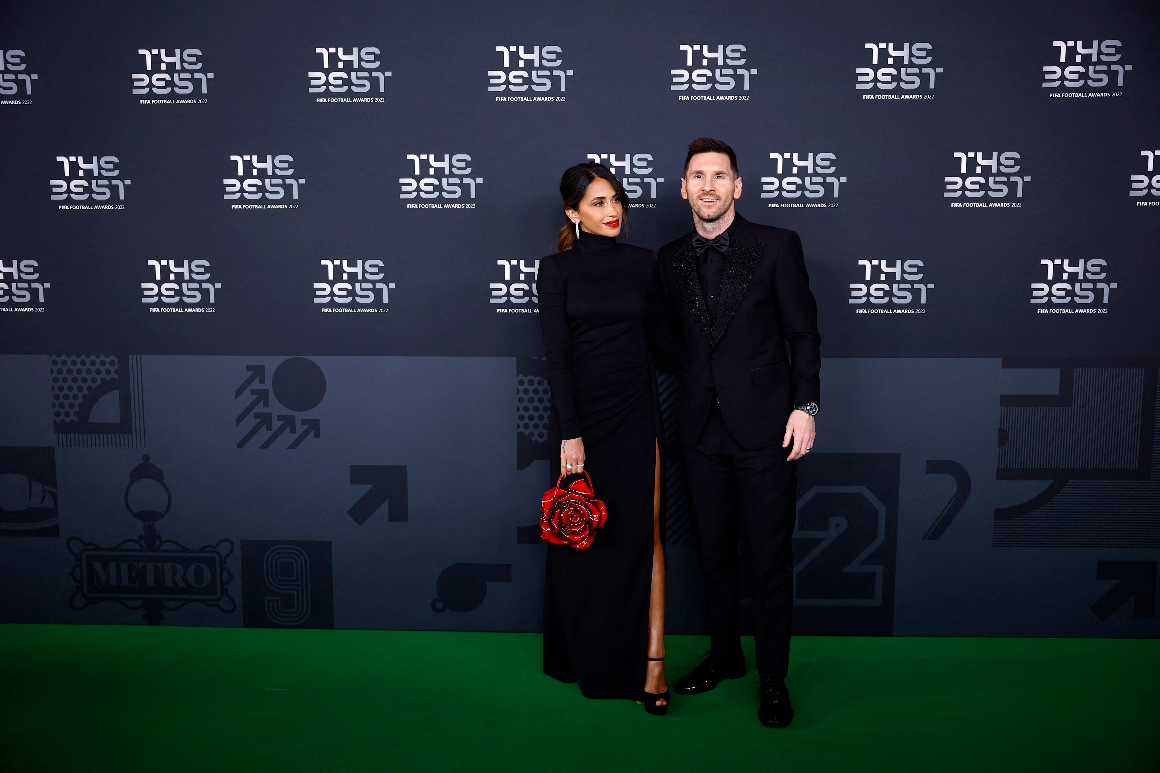Lionel Messi mit Antonella Roccuzzo bei der Preisverleihung am grünen Teppich
