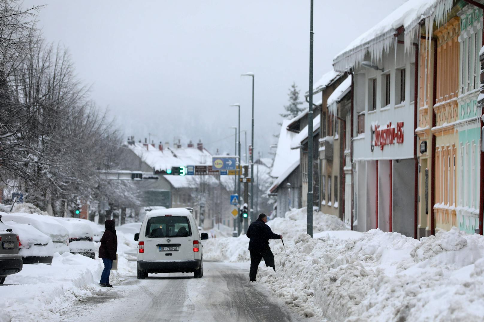 ... mehr als einen Meter hoch aufgetürmten Schneemauer getrennt.