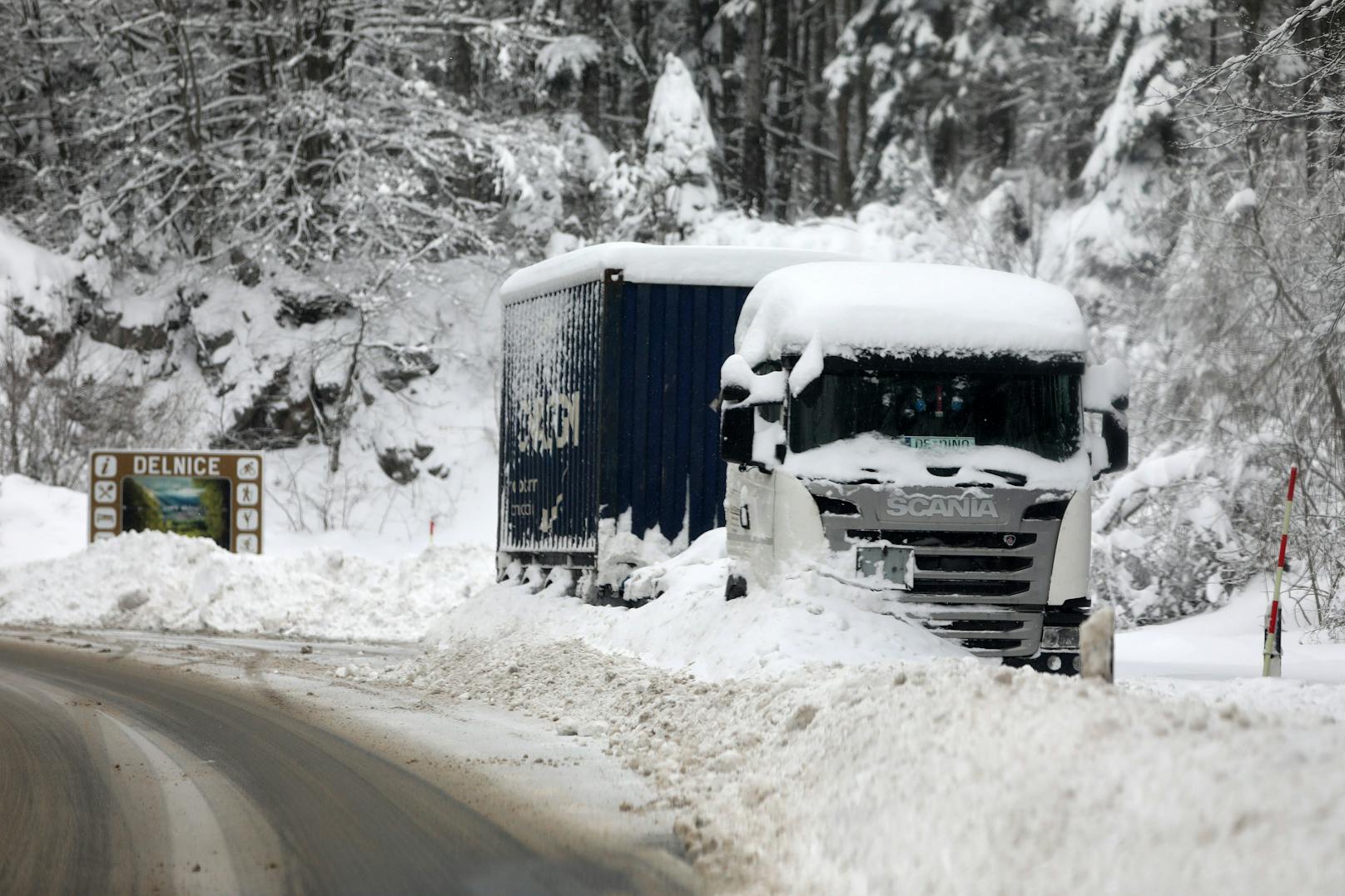 Wer dort am Straßenrand geparkt hatte, war nach dem Schneesturm hoffnungslos eingeschneit.