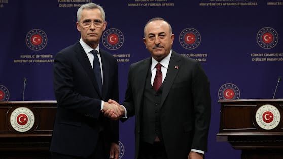 Nato-Generalsekretär Jens Stoltenberg (l.) mit dem türkischen Außenminister Mevlüt Cavusoglu.