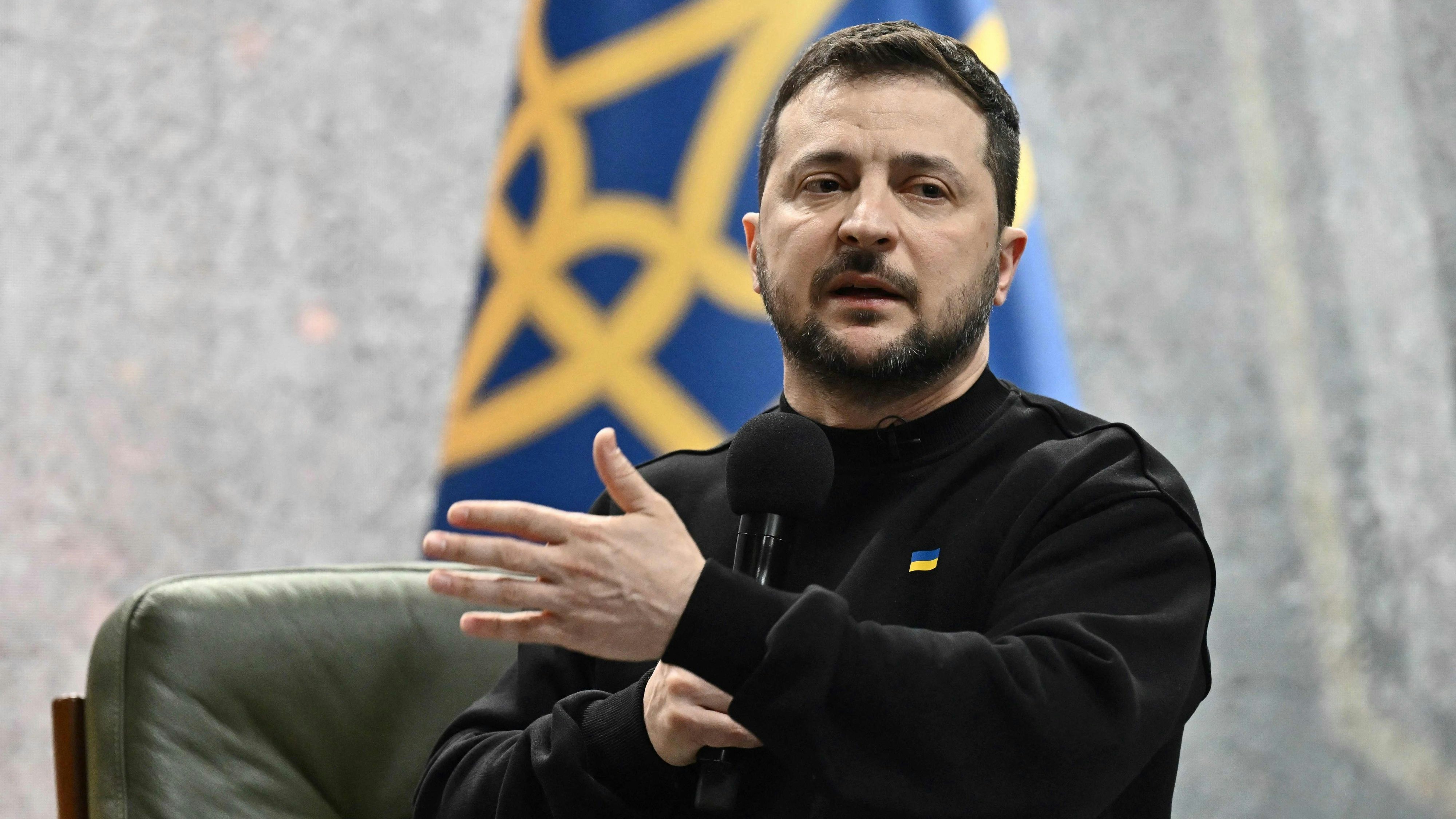 Download von www.picturedesk.com am 27.02.2023 (08:59).  Ukrainian President Volodymyr Zelensky gestures as he gives a press conference in Kyiv on February 24, 2023, on the first anniversary of the Russian invasion of Ukraine. (Photo by Genya SAVILOV / AFP) - 20230224_PD11278 - Rechteinfo: Rights Managed (RM) Nur für redaktionelle Nutzung! Werbliche Nutzung erfordert Freigabe: bitte schicken Sie uns eine Anfrage.