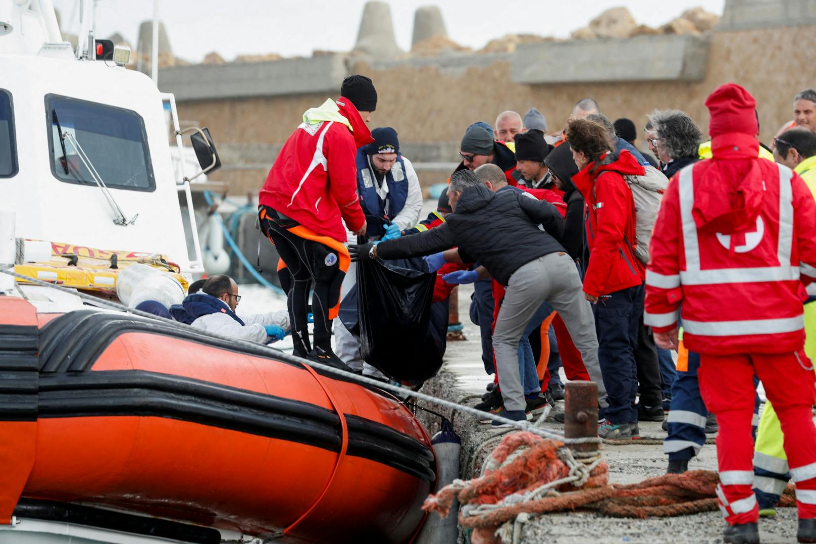 Nach ersten Informationen waren die Migranten auf einem Fischkutter unterwegs gewesen. Dieser sei bei schwerem Seegang auseinandergebrochen.