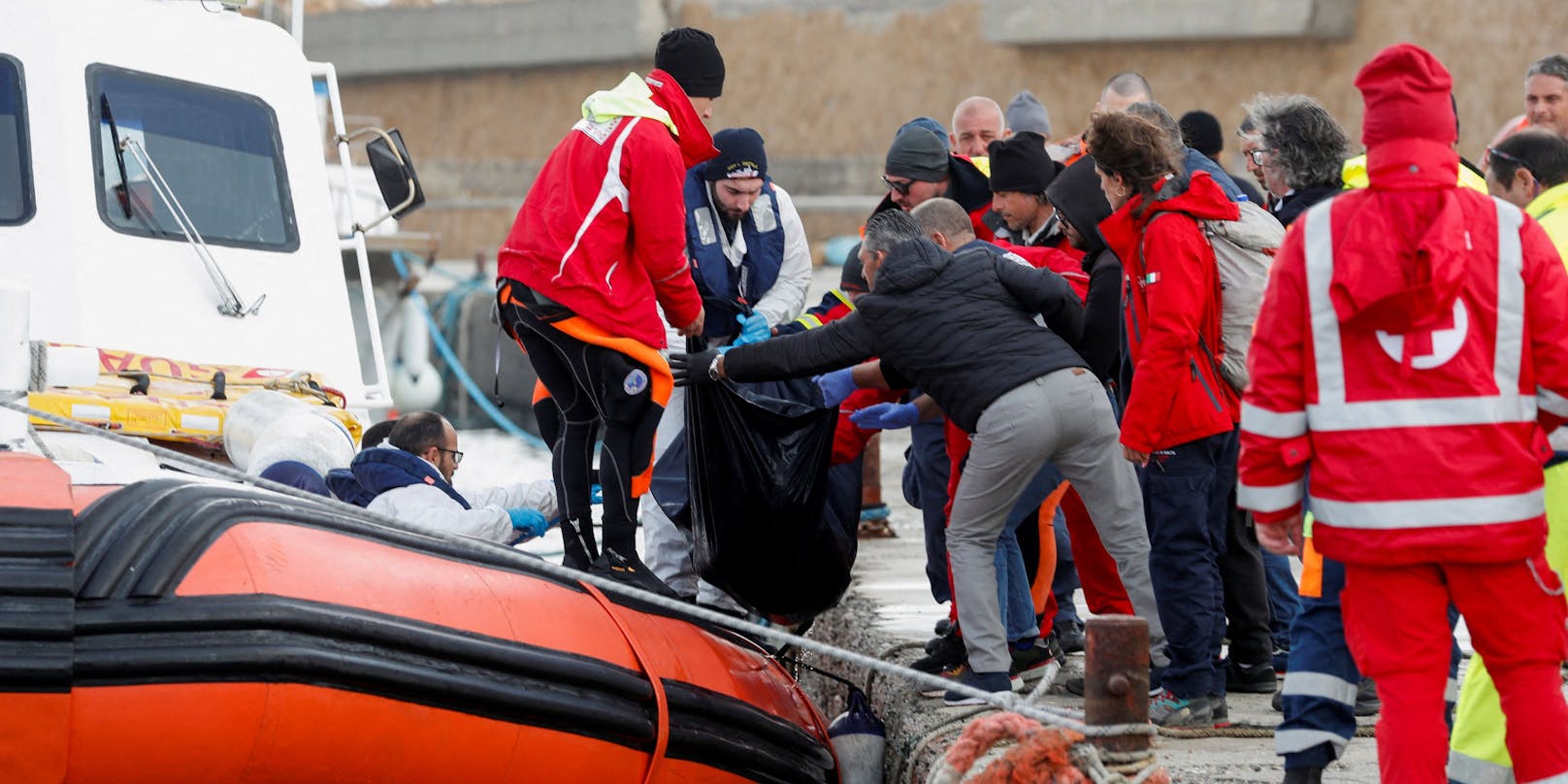 Nach ersten Informationen waren die Migrantinnen und Migranten auf einem Fischkutter unterwegs. Dieser sei bei schwerem Seegang auseinandergebrochen.