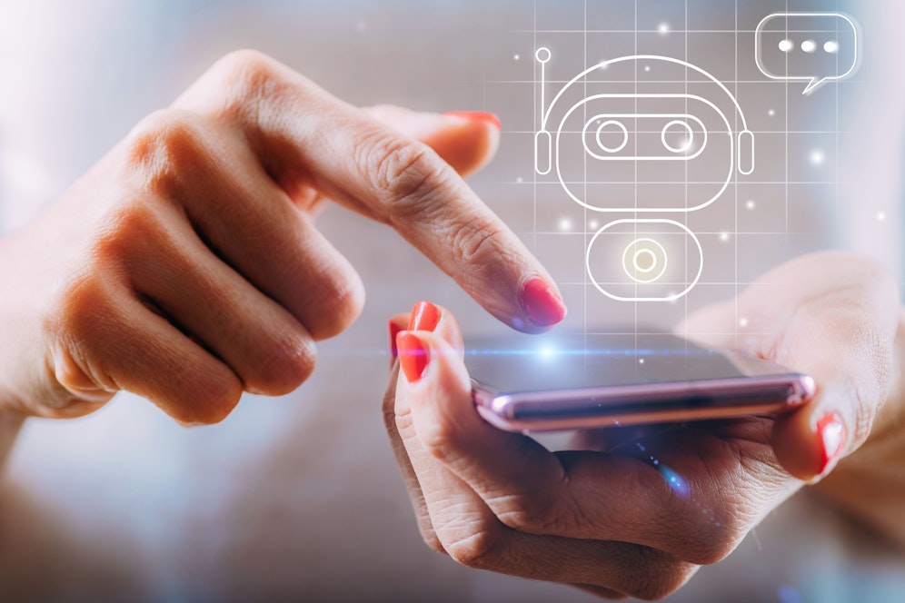 Woman using a digital chatbot on a smartphone. (Symbolbild)