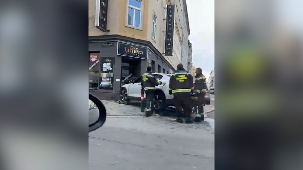 Ein Auto krachte am Sonntag in ein Geschäft in Wien-Favoriten. 