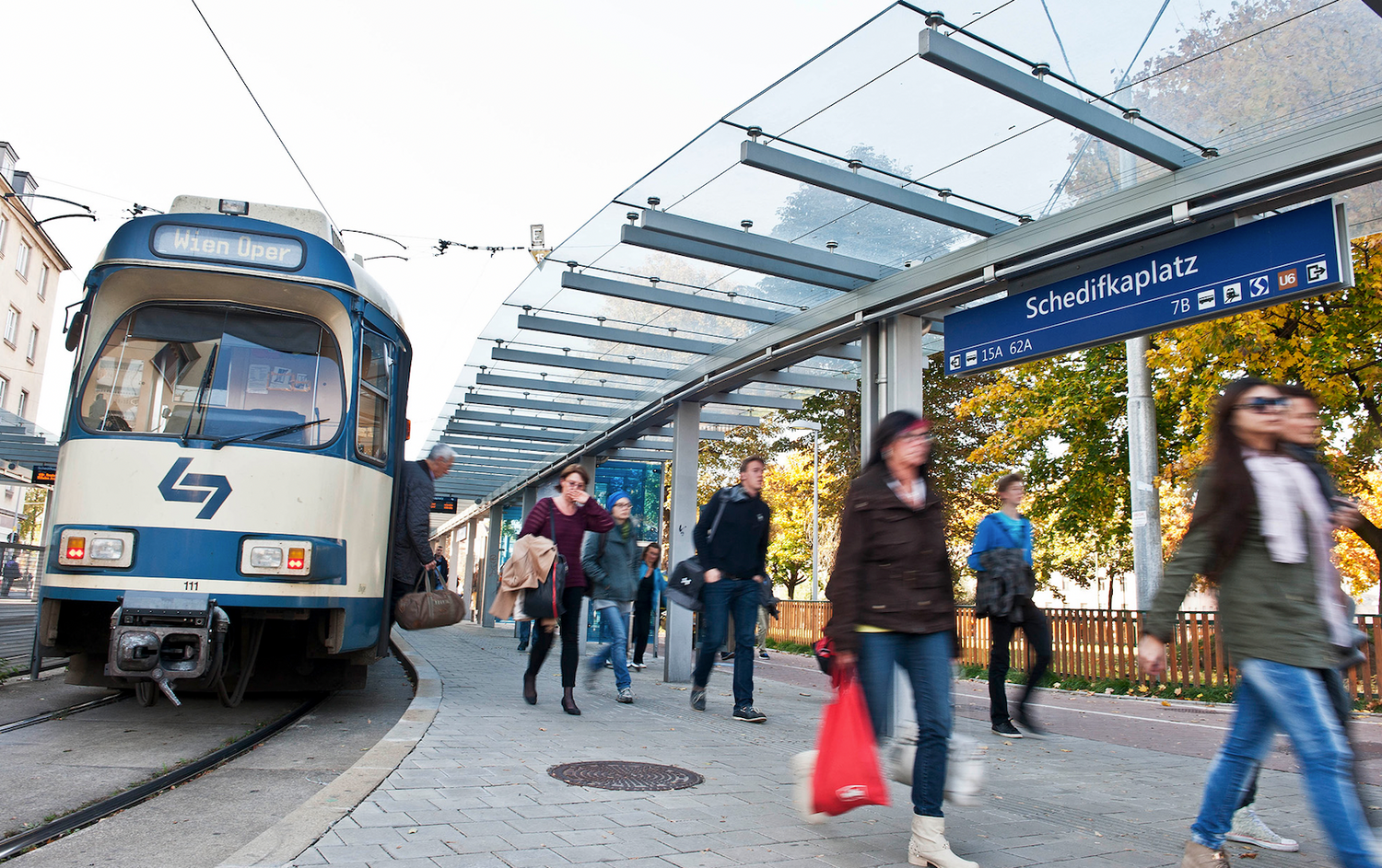 Aus alten Badner-Bahn Wägen werden nun bei einem Flohmarkt Objekte verkauft.
